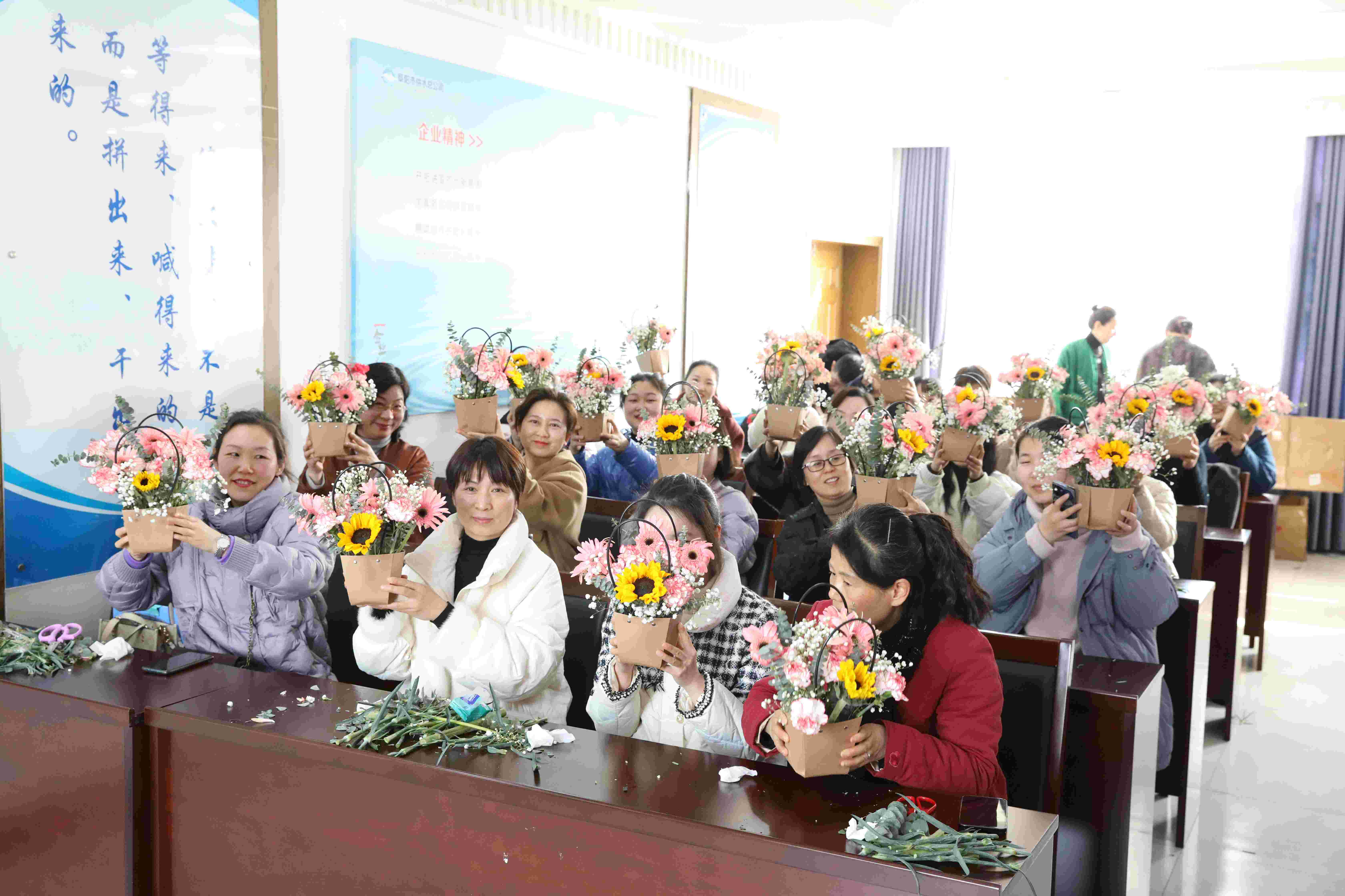 “心有繁花 一路芳華”—— 阜陽(yáng)市供水有限公司“三八”節(jié)主題插花活動(dòng)圓滿(mǎn)舉辦